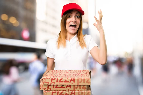 Разочарованная доставка пиццы на несосредоточенном фоне — стоковое фото
