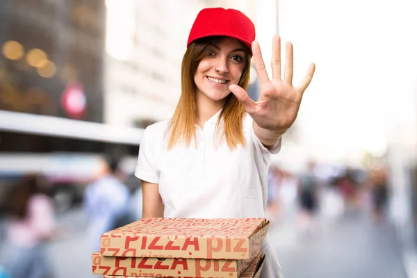 Pizza consegna donna contando cinque su sfondo sfocato — Foto Stock