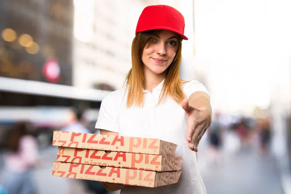 Pizza teslim kadın odaklanmamış arka plan üzerinde anlaşma — Stok fotoğraf