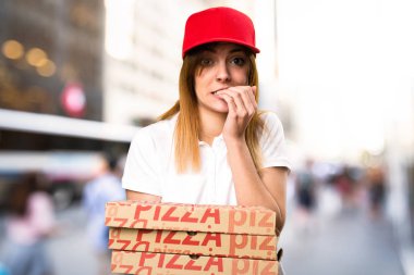 Korkmuş pizza teslim kadın odaklanmamış arka plan üzerinde