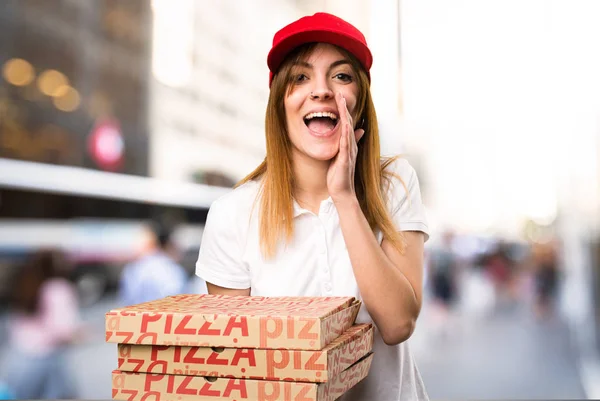 Pizza teslim kadın odaklanmamış arka plan üzerine bağırarak — Stok fotoğraf