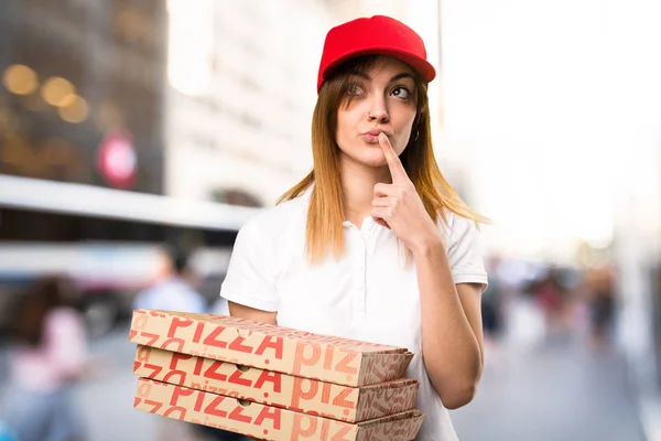 Pizza entrega mujer pensando en fondo desenfocado — Foto de Stock