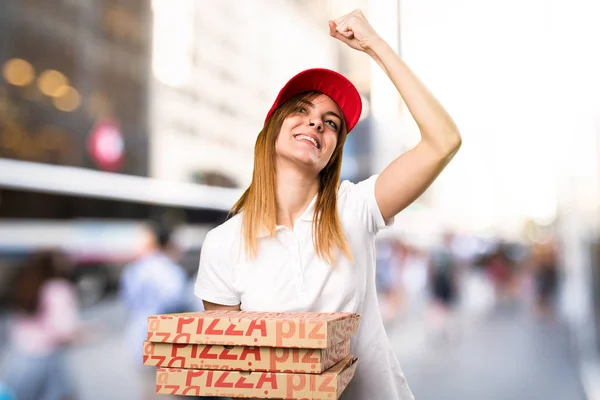 Счастливая разносчица пиццы на неориентированном фоне — стоковое фото