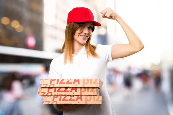 Pizza teslim kadın odaklanmamış backgro güçlü bir jest yapma — Stok fotoğraf