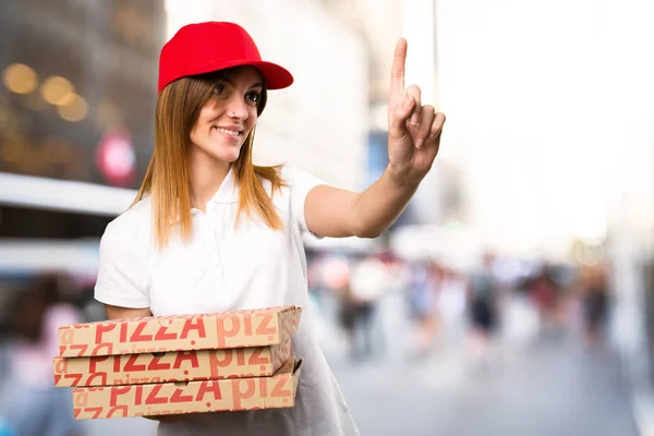 Доставка пиццы женщина касаясь на прозрачном экране на рассеянном — стоковое фото