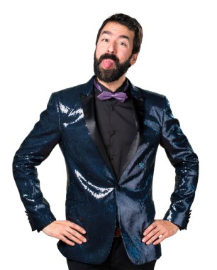 Onun dilini alarak payet ceket ile yakışıklı adam