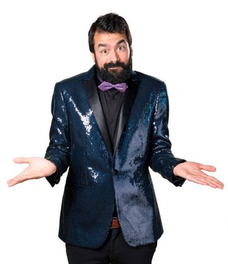 Önemsiz bir jest yapma payet ceket ile yakışıklı adam