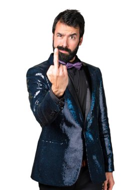 Boynuz jest yapma payet ceket ile yakışıklı adam