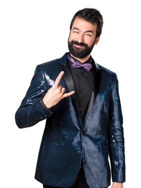 Boynuz jest yapma payet ceket ile yakışıklı adam