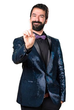 Bir sayma payet ceket ile yakışıklı adam