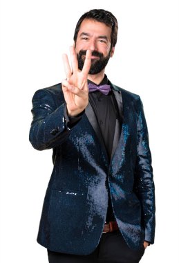 Üç sayım payet ceket ile yakışıklı adam