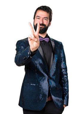 İki sayım payet ceket ile yakışıklı adam