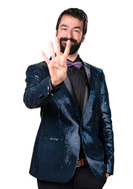 Dört sayma payet ceket ile yakışıklı adam