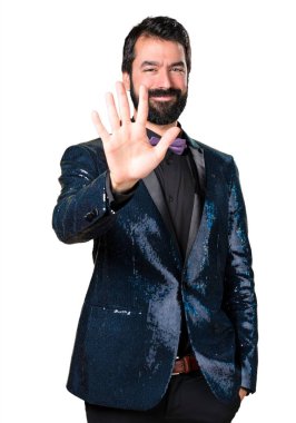 Beş sayma payet ceket ile yakışıklı adam