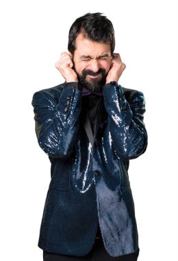 Kulakları kapsayan payet ceket ile yakışıklı adam