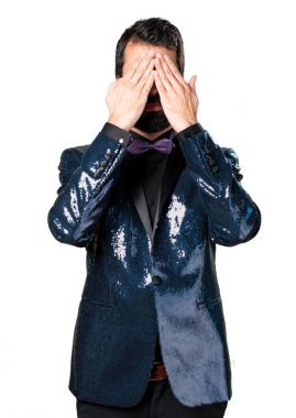 Yakışıklı adam gözlerini kapsayan payet ceket ile