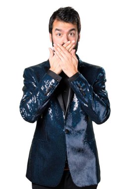 Yakışıklı adam ağzını kapsayan payet ceket ile