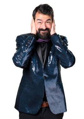 Kulakları kapsayan payet ceket ile yakışıklı adam