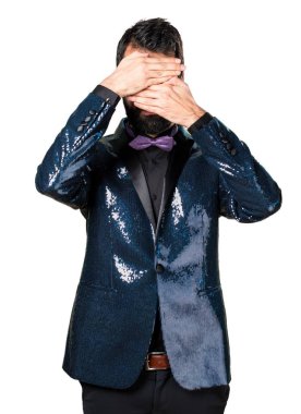 Yüzünü kaplayan payet ceket ile yakışıklı adam