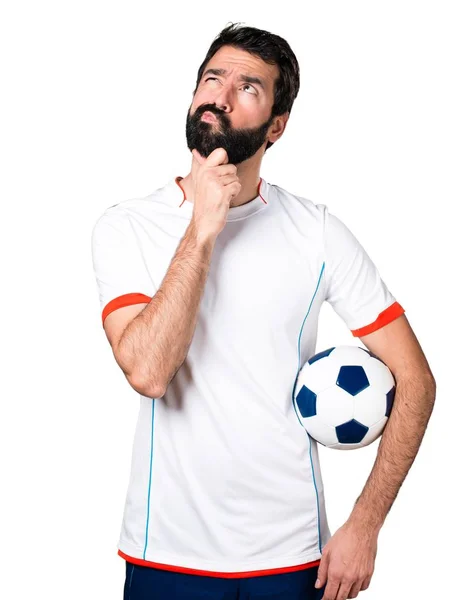 Labdarúgó játékos egy futball-labdát gondolkodás — Stock Fotó