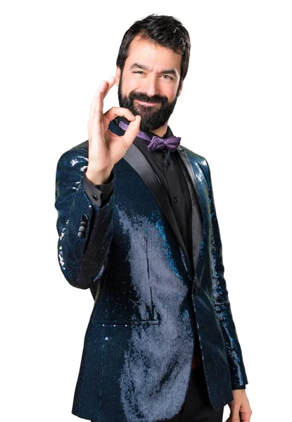 Hombre guapo con chaqueta de lentejuelas haciendo signo OK —  Fotos de Stock