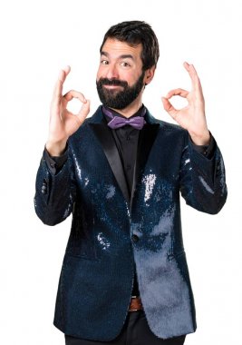 Ok işareti yapma payet ceket ile yakışıklı adam