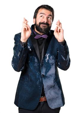 Payet ceket parmaklarıyla geçiş ile yakışıklı adam