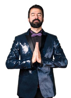 Payet ceket zen pozisyonda olan yakışıklı adam