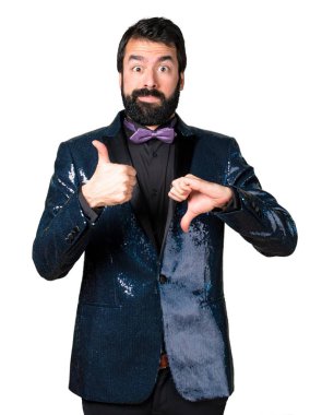 İyi-kötü işaret yapma payet ceket ile yakışıklı adam