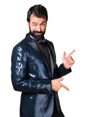 Payet ceket dans ile yakışıklı adam