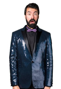 Sürpriz bir jest yapma payet ceket ile yakışıklı adam