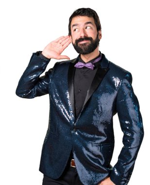 Bir şey dinlerken payet ceket ile yakışıklı adam