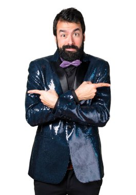 Şüpheleri laterallerin işaret payet ceket ile yakışıklı adam