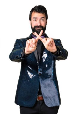 Hiçbir hareketi yapma payet ceket ile yakışıklı adam