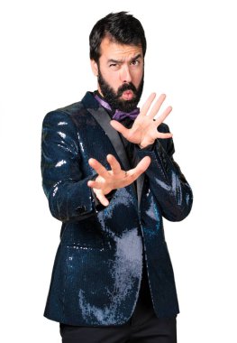 Payet ceket ile korkmuş yakışıklı adam