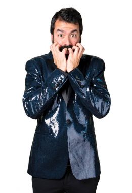 Payet ceket ile korkmuş yakışıklı adam