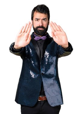 Dur işareti yapma payet ceket ile yakışıklı adam