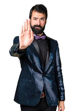 Dur işareti yapma payet ceket ile yakışıklı adam