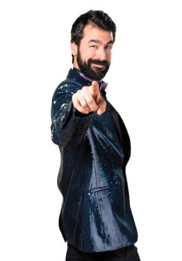 Yakışıklı adam önüne işaret payet ceket ile