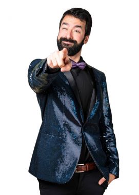 Yakışıklı adam önüne işaret payet ceket ile