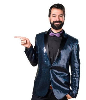 Lateral için işaret payet ceket ile yakışıklı adam