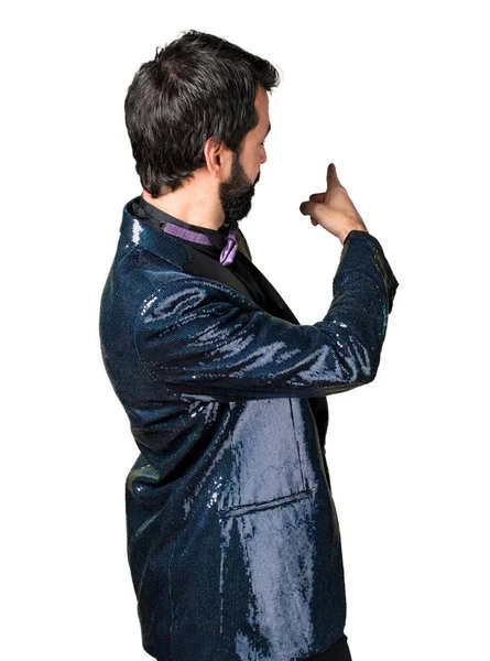 Schöner Mann mit Paillettenjacke, der nach hinten zeigt — Stockfoto