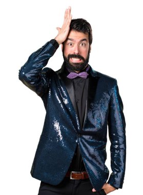 Şüpheleri payet ceket ile yakışıklı adam