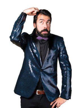 Şüpheleri payet ceket ile yakışıklı adam