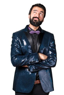 Şüpheleri payet ceket ile yakışıklı adam