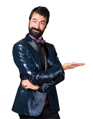 Bir şey sunmak payet ceket ile yakışıklı adam