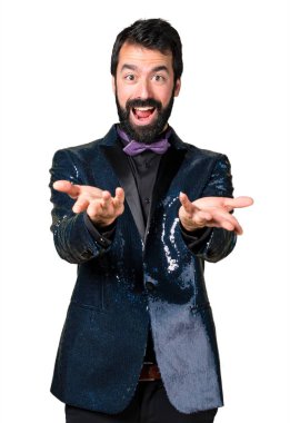 Bir şey sunmak payet ceket ile yakışıklı adam