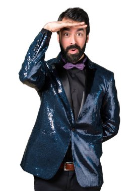 Bir şeyler gösteriyor payet ceket ile yakışıklı adam