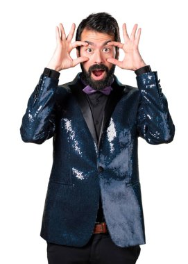 Bir şeyler gösteriyor payet ceket ile yakışıklı adam