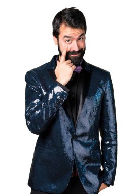 Bir şeyler gösteriyor payet ceket ile yakışıklı adam